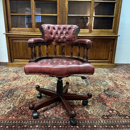 Klassieke Chesterfield Captain chair bureaustoel Bordeaux rood