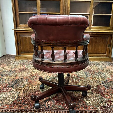 Klassieke Chesterfield Captain chair bureaustoel Bordeaux rood