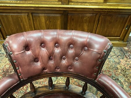 Klassieke Chesterfield Captain chair bureaustoel Bordeaux rood