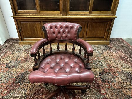 Klassieke Chesterfield Captain chair bureaustoel Bordeaux rood