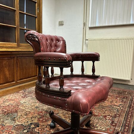 Klassieke Chesterfield Captain chair bureaustoel Bordeaux rood