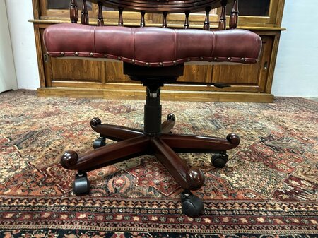 Klassieke Chesterfield Captain chair bureaustoel Bordeaux rood