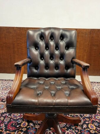 Klassieke Chesterfield Gainsborough bureaustoel Oxblood
