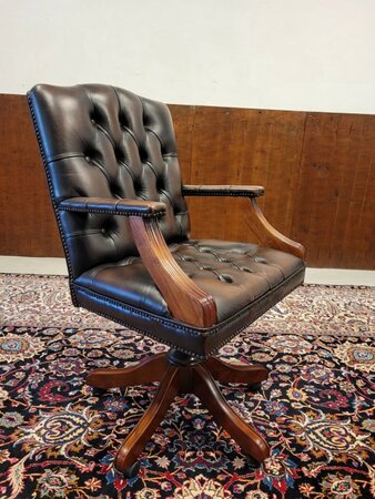 Klassieke Chesterfield Gainsborough bureaustoel Oxblood