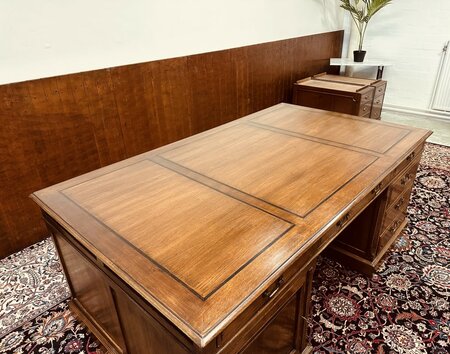 Groot klassiek Eichholtz bureau #2