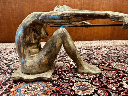 Kleine glazen tafel met bronzen vrouw
