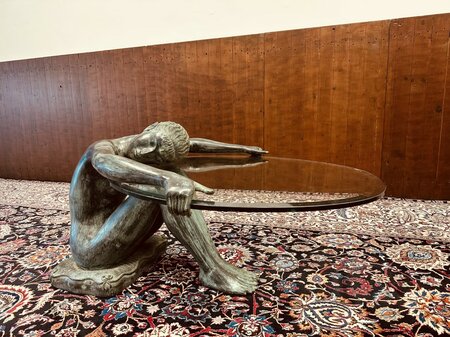 Kleine glazen tafel met bronzen vrouw