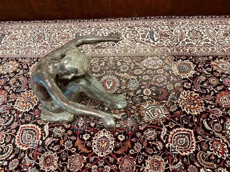 Kleine glazen tafel met bronzen vrouw