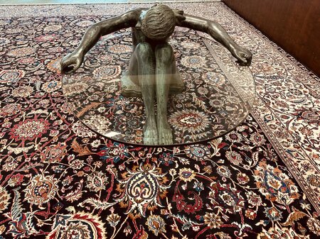 Kleine glazen tafel met bronzen vrouw