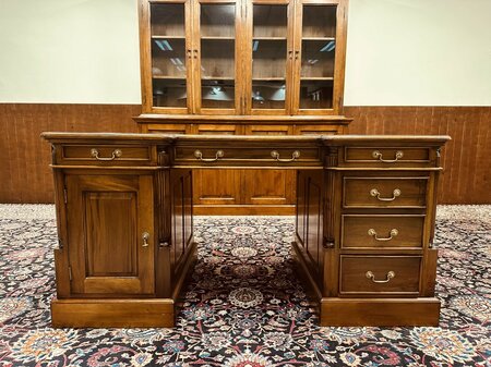 Klassiek mahonie bureau met bureaustoel