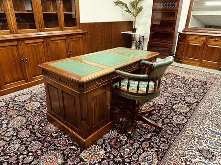 Klassiek mahonie bureau met bureaustoel