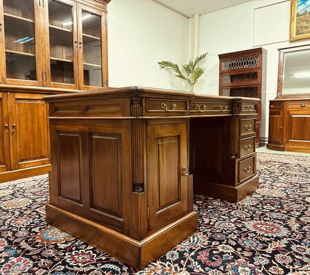 Klassiek mahonie bureau met bureaustoel