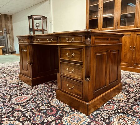 Klassiek mahonie bureau met bureaustoel