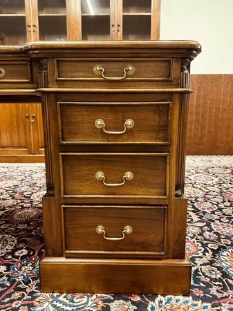 Klassiek mahonie bureau met bureaustoel