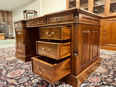 Klassiek mahonie bureau met bureaustoel