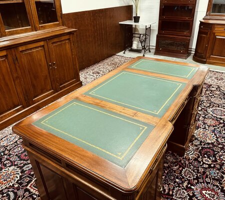 Klassiek mahonie bureau met bureaustoel