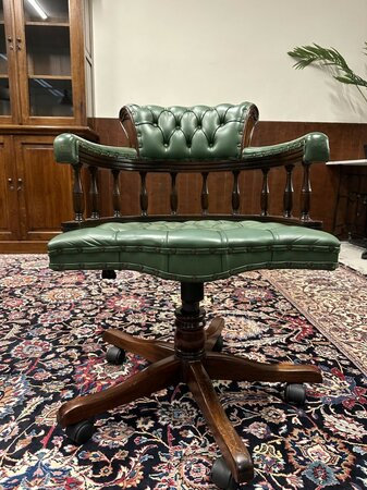 Klassiek mahonie bureau met bureaustoel