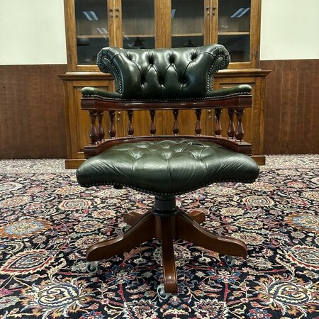 Antieke Chesterfield Captain chair bureaustoel groen