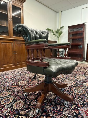 Antieke Chesterfield Captain chair bureaustoel groen
