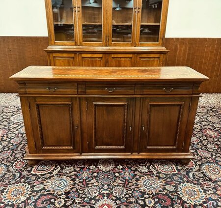 Klassiek dressoir met inlegwerk