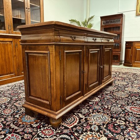 Klassiek dressoir met inlegwerk