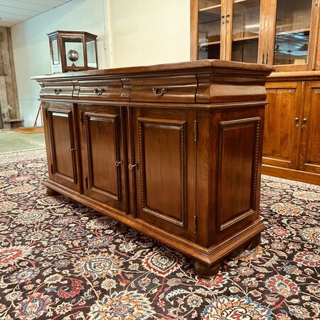 Klassiek dressoir met inlegwerk