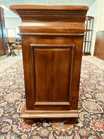 Klassiek dressoir met inlegwerk