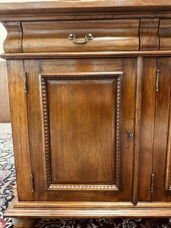 Klassiek dressoir met inlegwerk