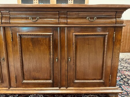 Klassiek dressoir met inlegwerk