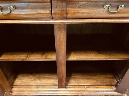 Klassiek dressoir met inlegwerk