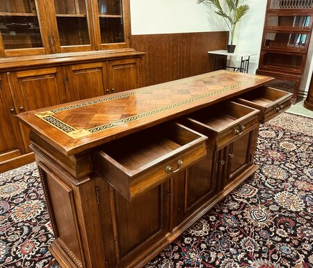 Klassiek dressoir met inlegwerk