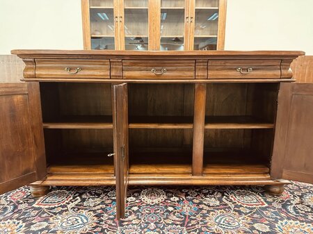 Klassiek dressoir met inlegwerk
