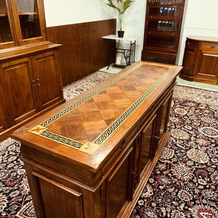 Klassiek dressoir met inlegwerk