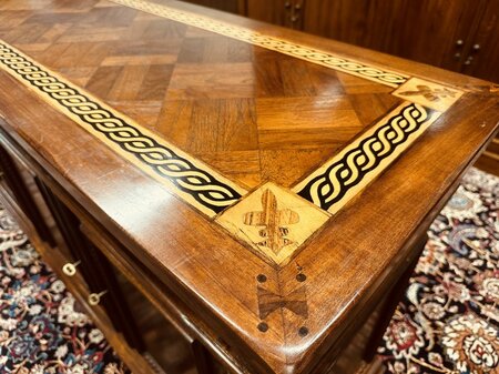 Klassiek dressoir met inlegwerk