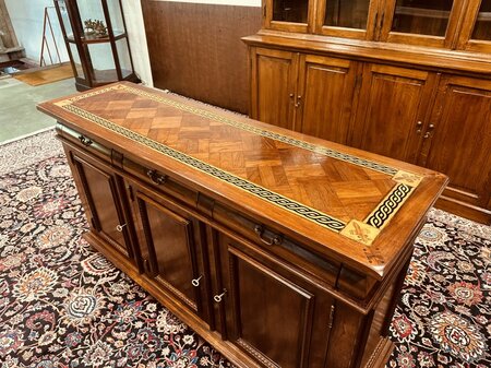 Klassiek dressoir met inlegwerk