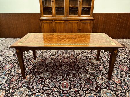 Klassieke tafel met inlegwerk