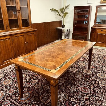 Klassieke tafel met inlegwerk