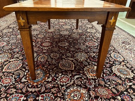 Klassieke tafel met inlegwerk