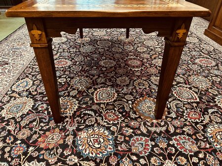 Klassieke tafel met inlegwerk