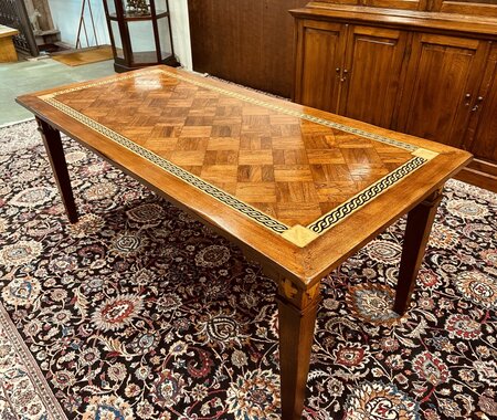 Klassieke tafel met inlegwerk