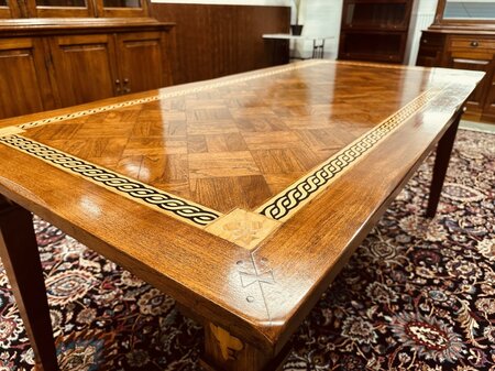 Klassieke tafel met inlegwerk