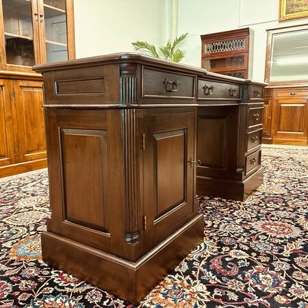 Engels ondiep mahonie bureau