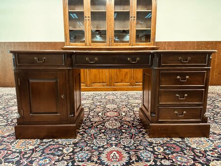 Engels ondiep mahonie bureau