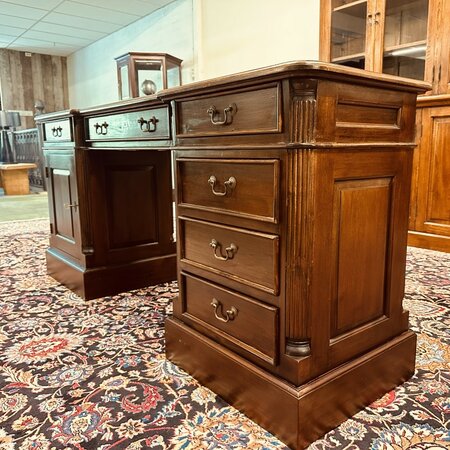 Engels ondiep mahonie bureau