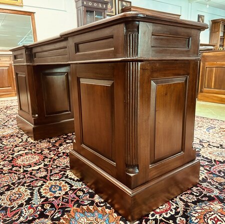 Engels ondiep mahonie bureau