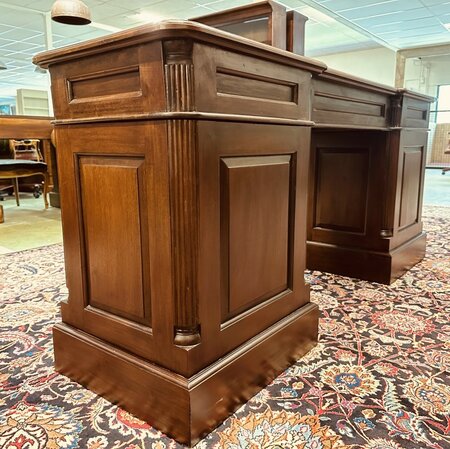 Engels ondiep mahonie bureau
