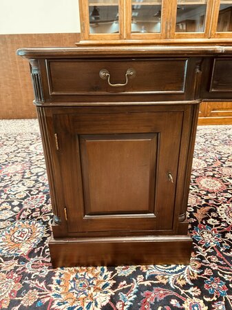 Engels ondiep mahonie bureau