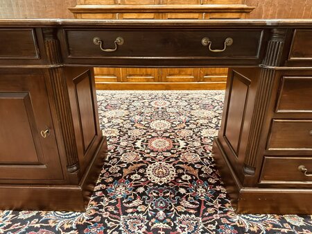 Engels ondiep mahonie bureau