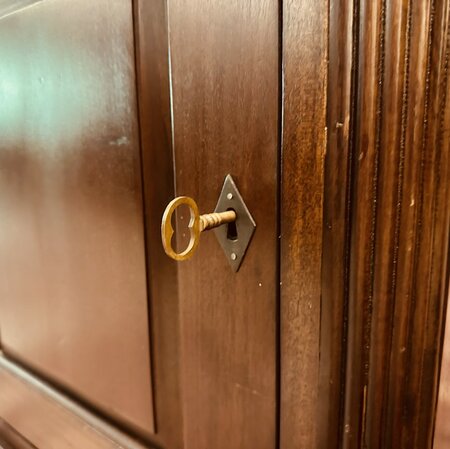 Engels ondiep mahonie bureau