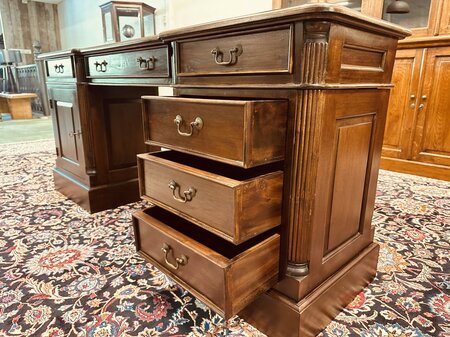 Engels ondiep mahonie bureau